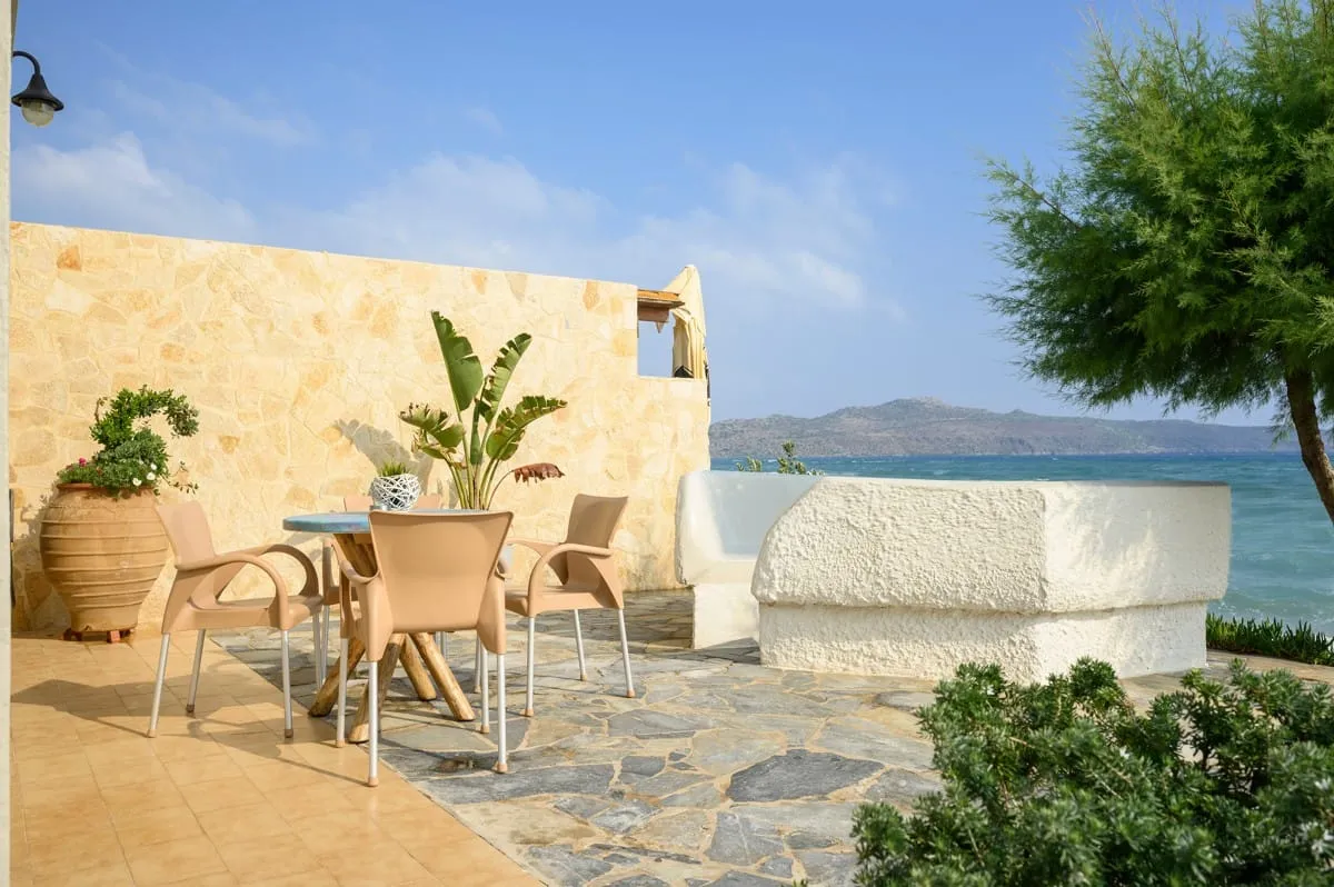 Deluxe Two Bedroom Apartment Seafront
