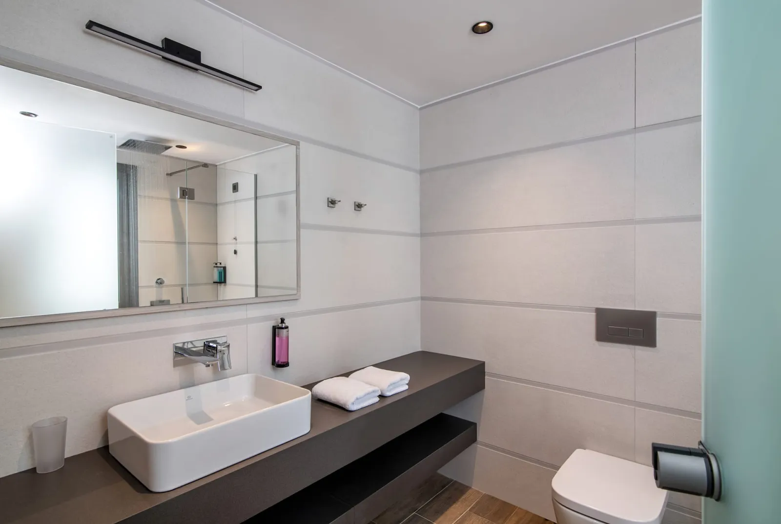 Deluxe One Bedroom Apartment with Jetted Tub