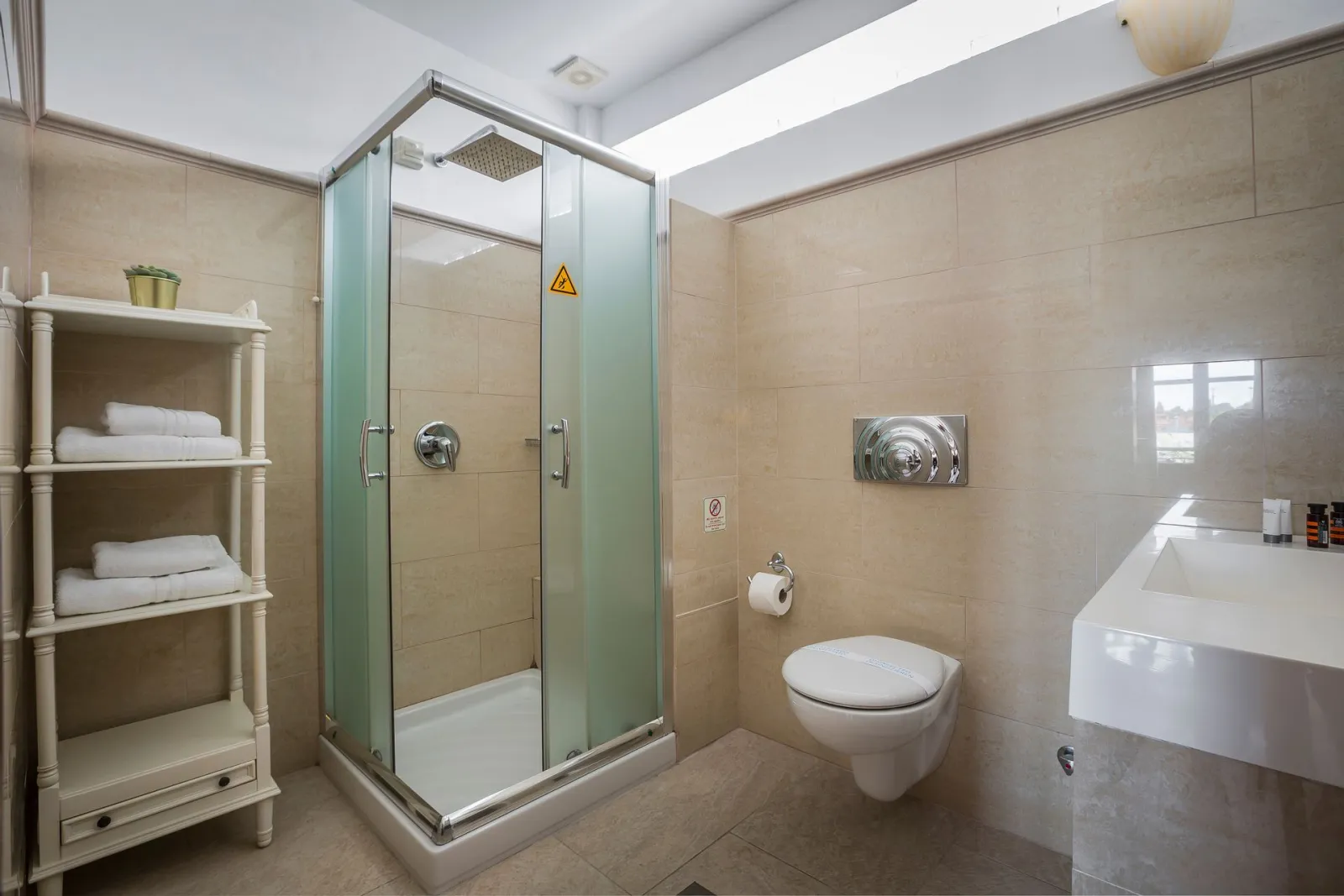 Superior Suite with Partial Harbour View No 103