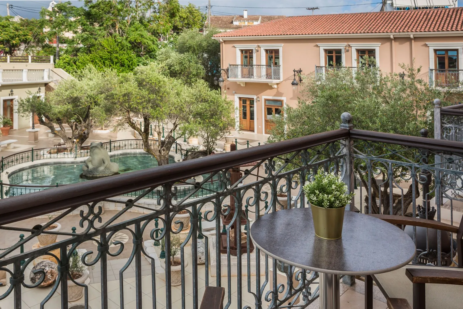 Suite with Courtyard View No 108