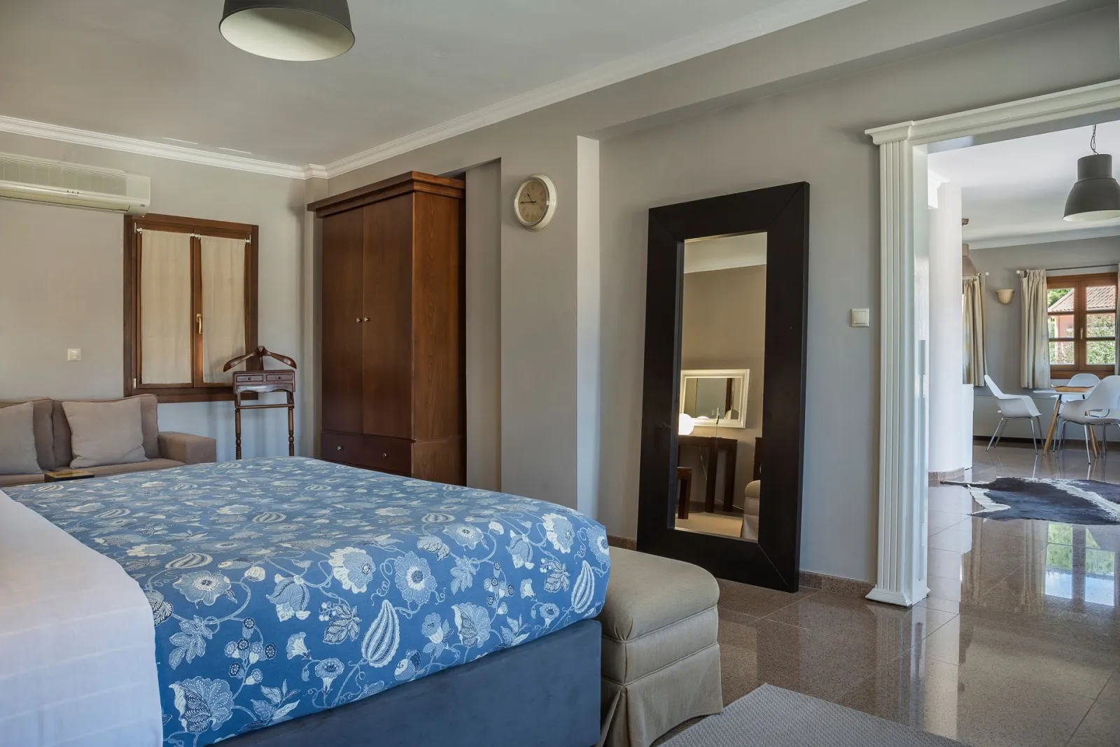 Executive Suite with Partial Harbour View No 111