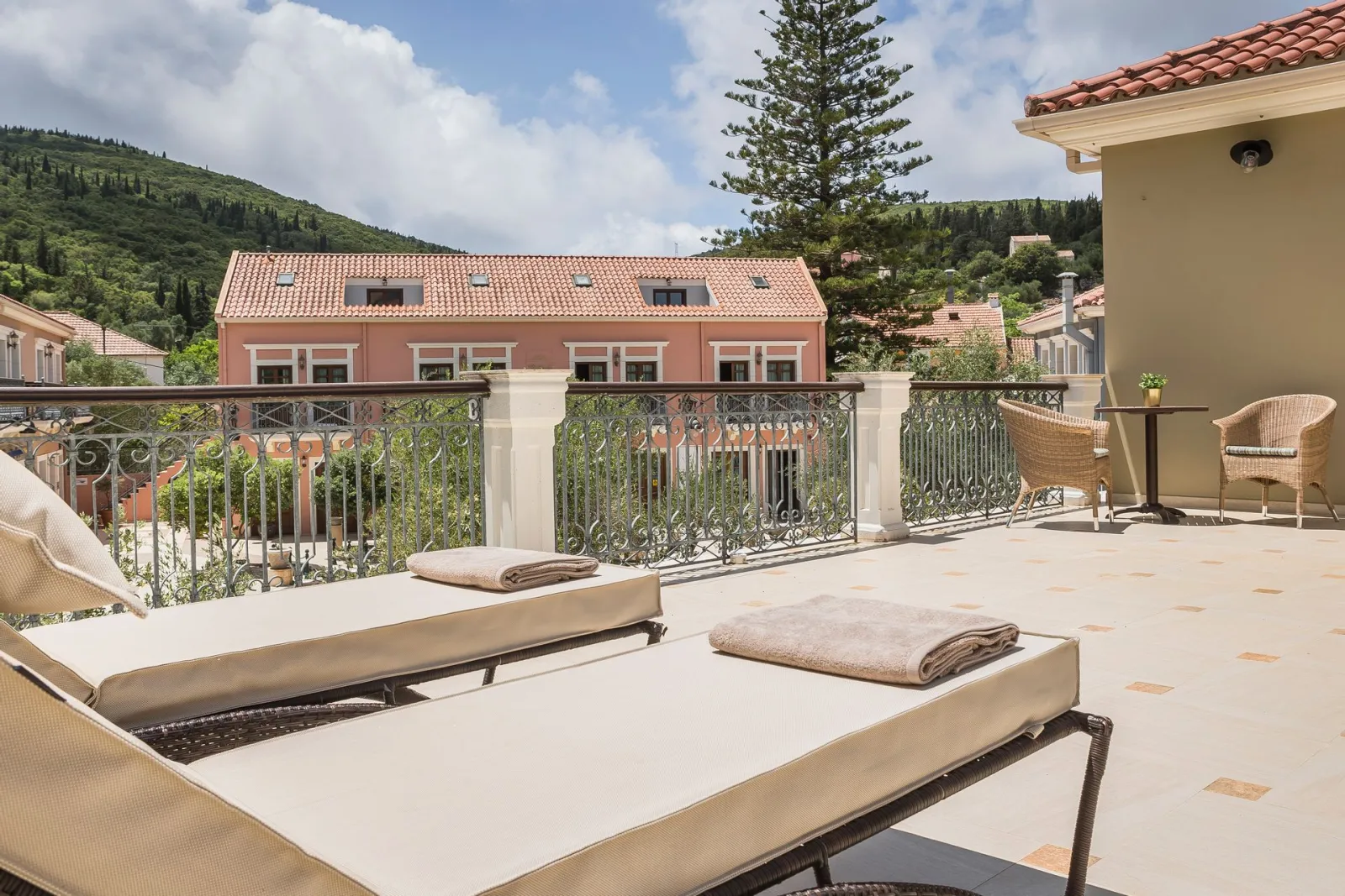 Superior Suite with Courtyard View No 112
