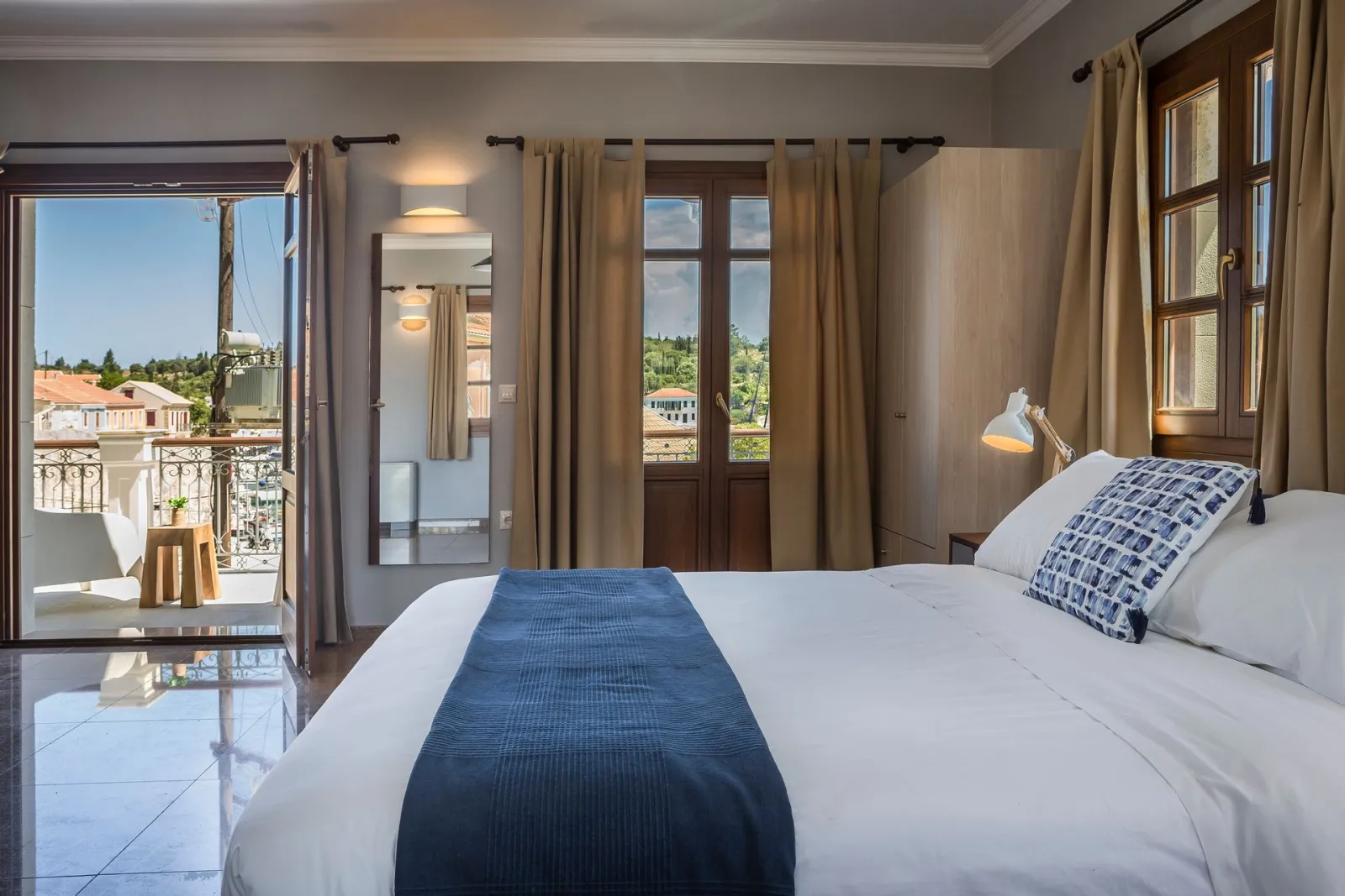 Suite with Partial Harbour View No 113
