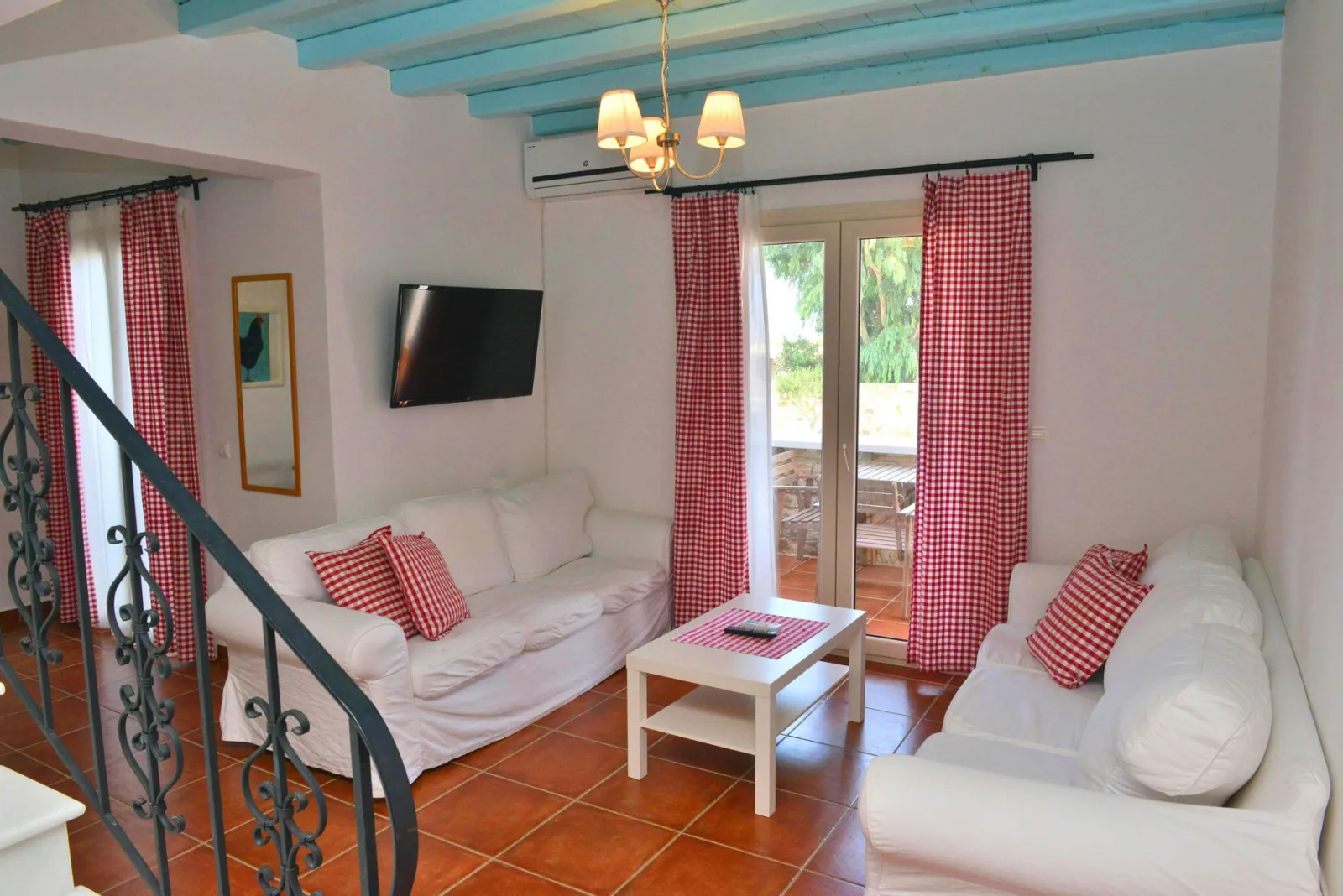 Four-Bedroom House with Garden and Pool View