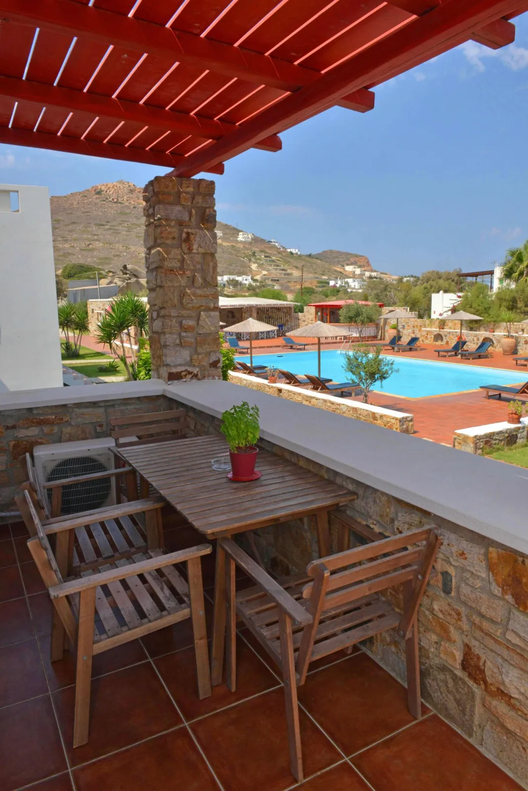 Four-Bedroom House with Garden and Pool View