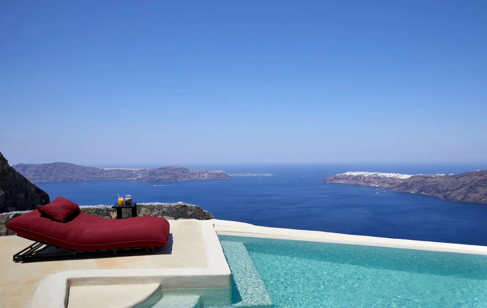 Cavalieros Honeymoon Villa with heated pool and caldera view