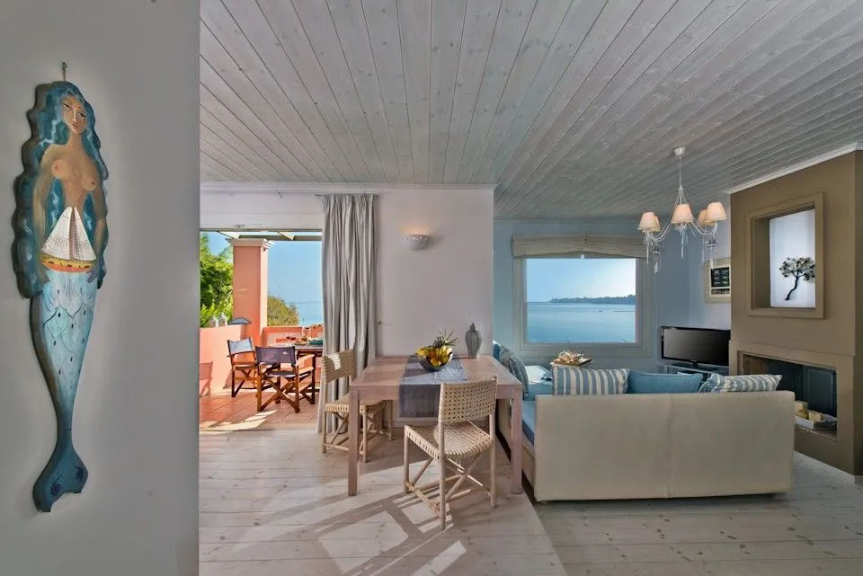 Deluxe Beachfront View Suite