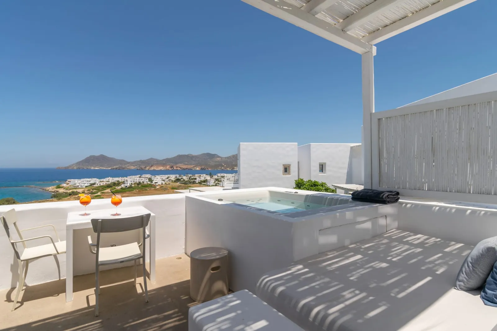 Deluxe room with outdoor jacuzzi and sea view