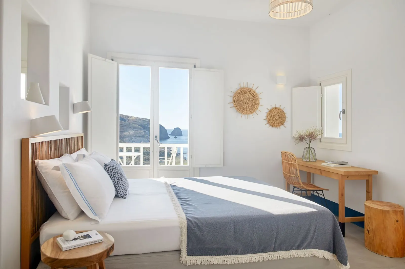 Deluxe room with outdoor jacuzzi and sea view