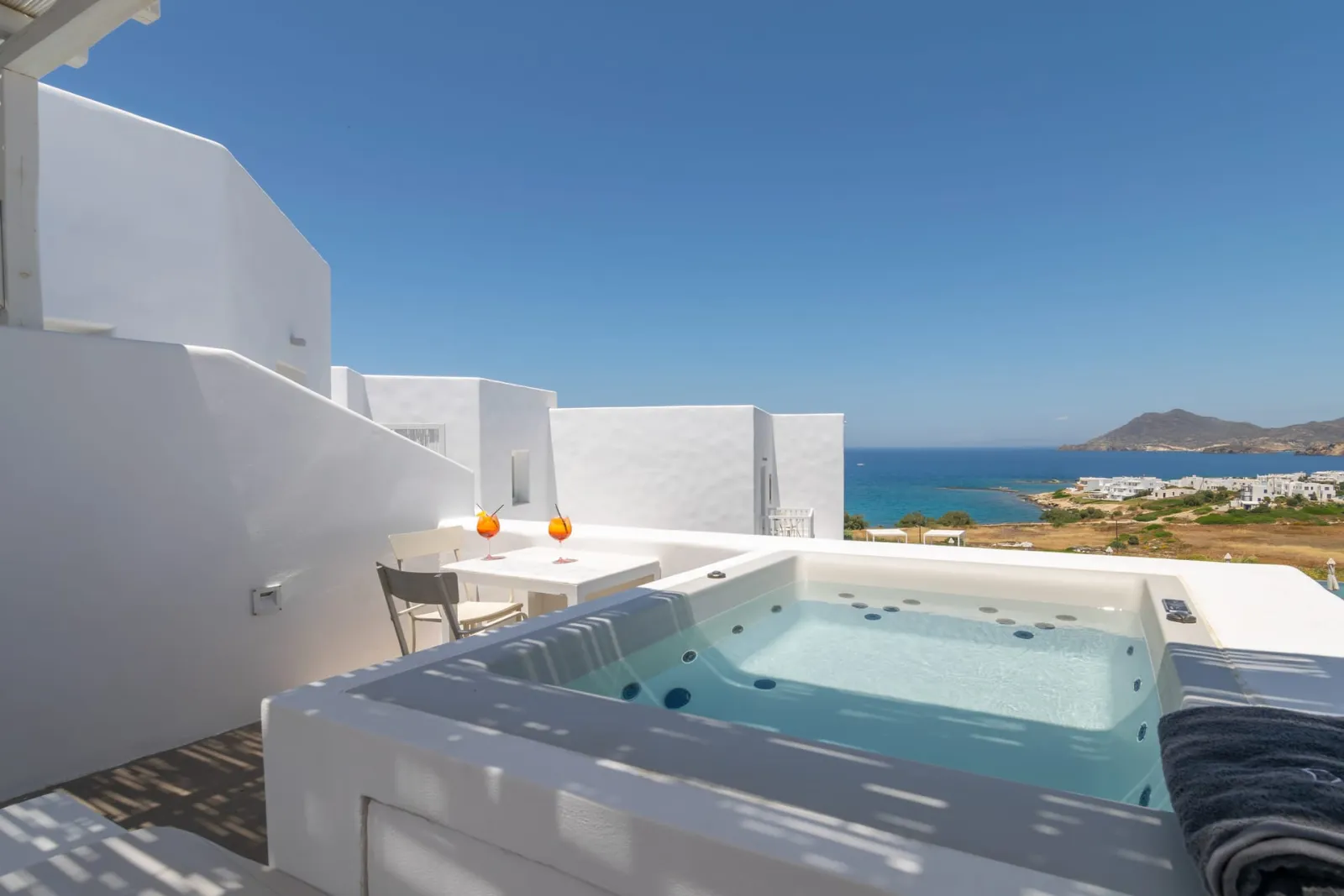 Deluxe room with outdoor jacuzzi and sea view