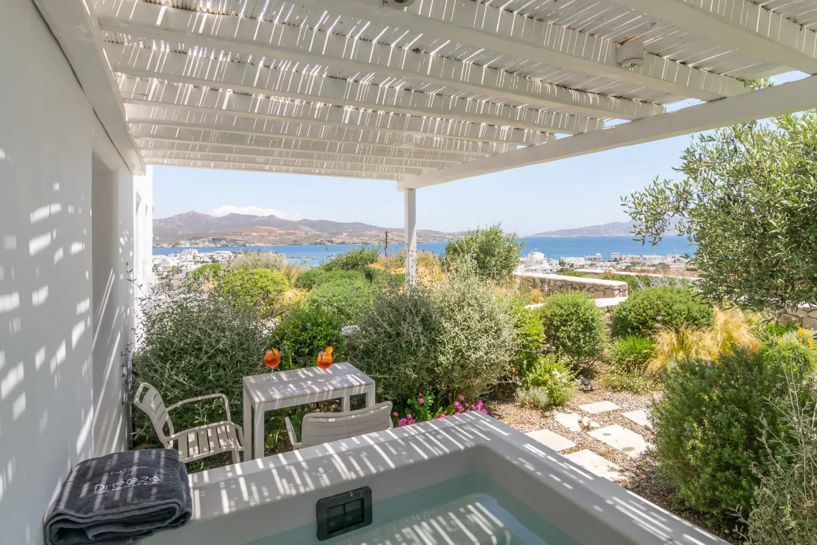 Deluxe room with outdoor jacuzzi and sea view
