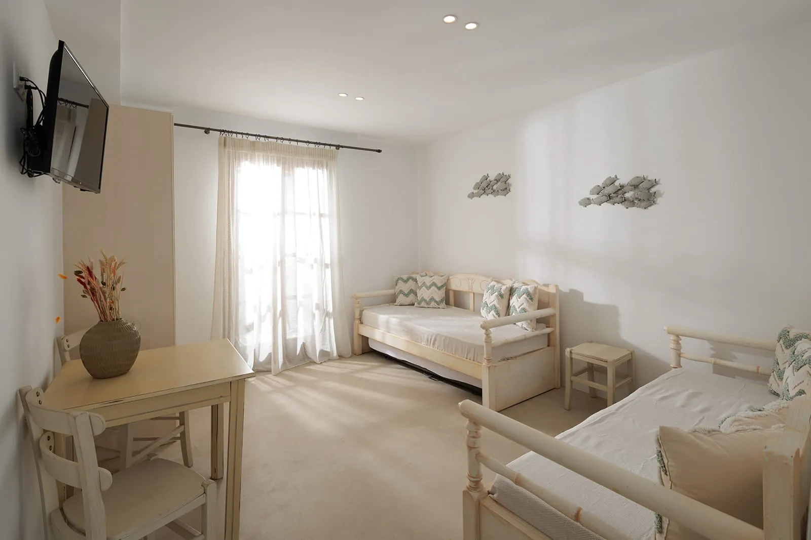 One-bedroom apartment with pool view