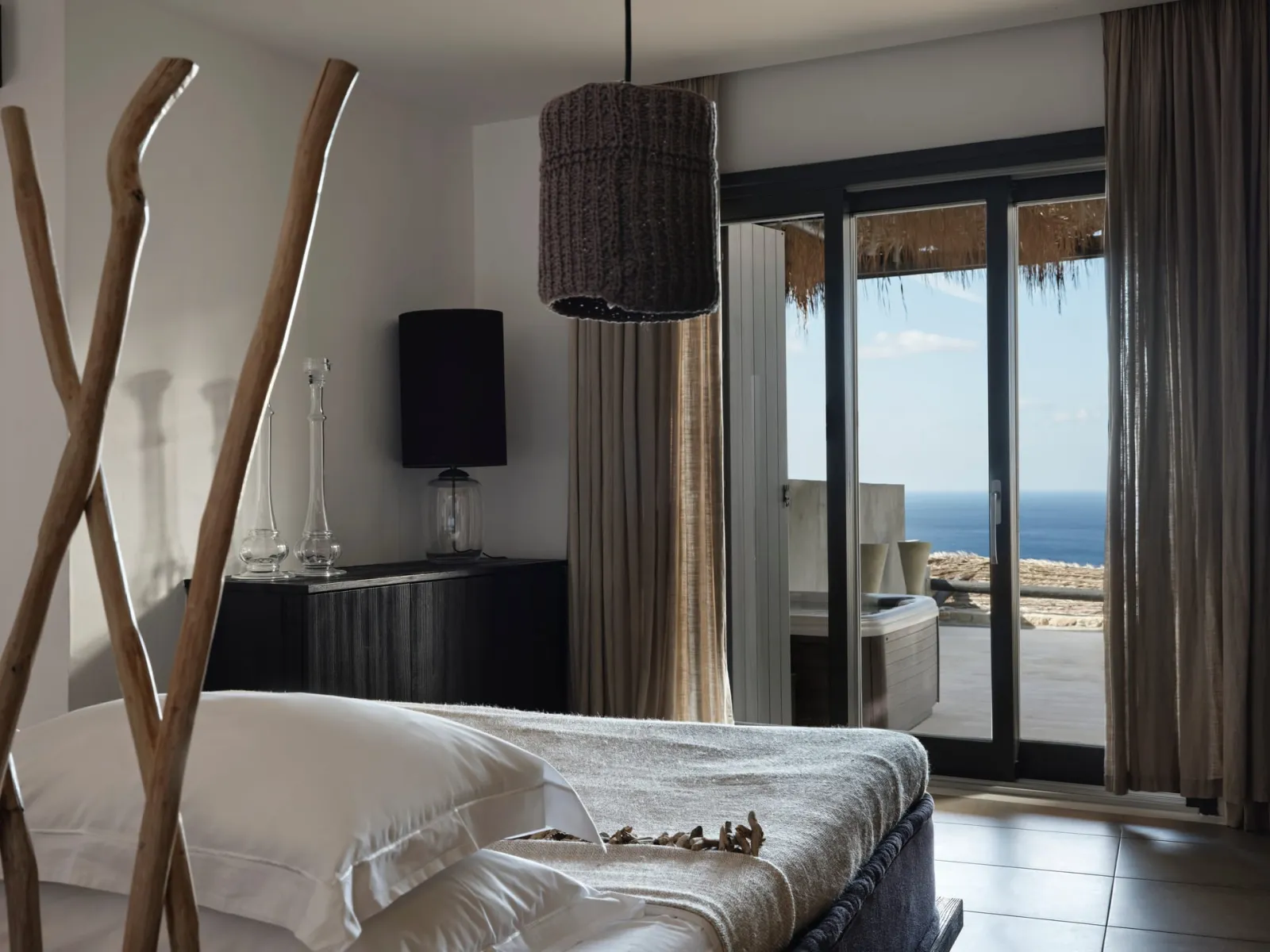 GRAND MAJESTIC Retreat Suite with Outdoor Jacuzzi
