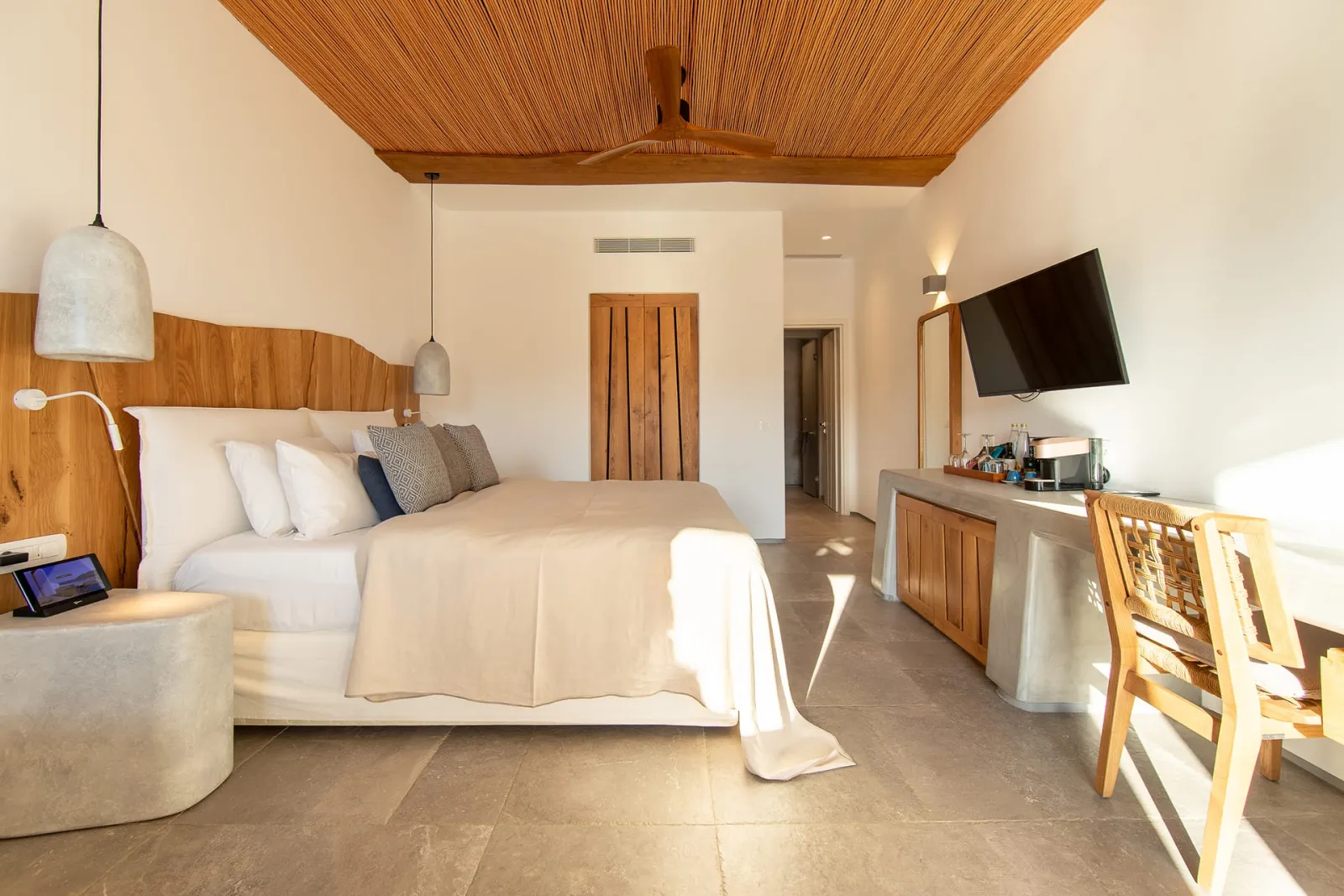Junior Suite with Shared Pool &amp; Partial Sea View