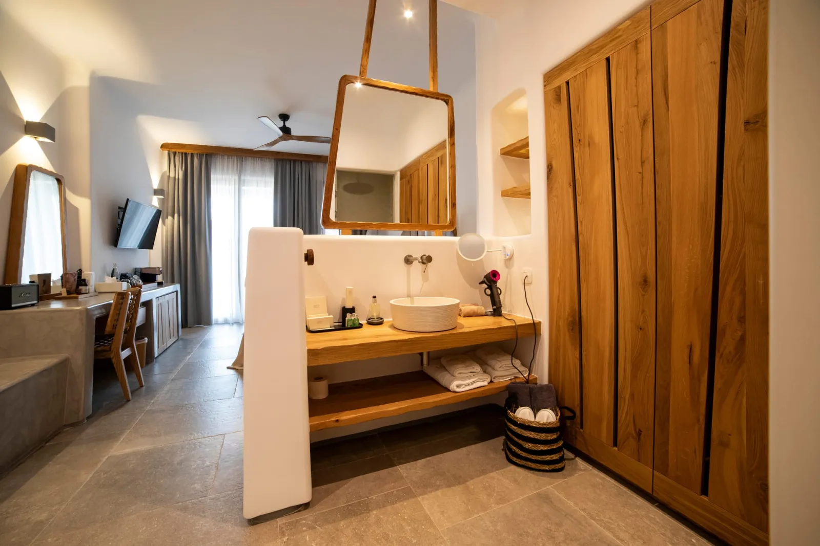 Deluxe Suite with Private Jacuzzi &amp; Sea View