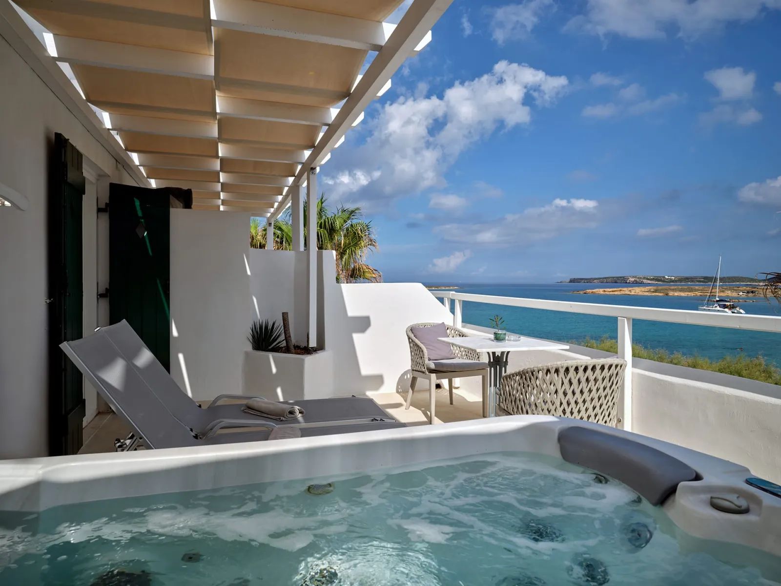 Superior Room with Jacuzzi |  Kalypso Hotel